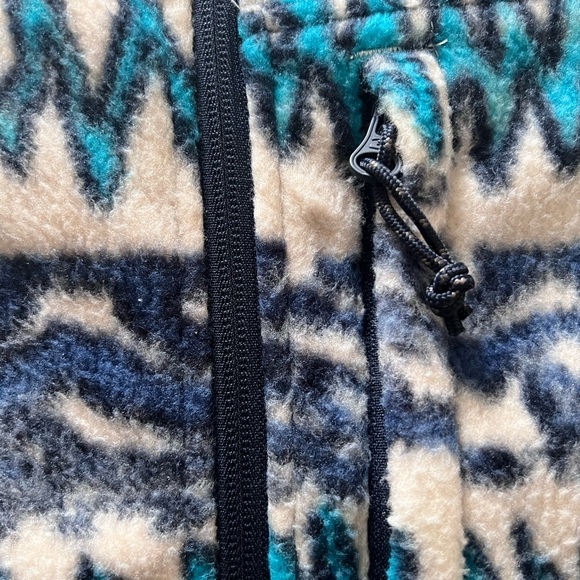 An awesome beautiful mountain print heavy weight pullover from Billabong. - Picture 2 of 7